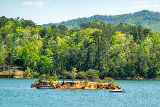 water scenes on lake ocoee north carolina