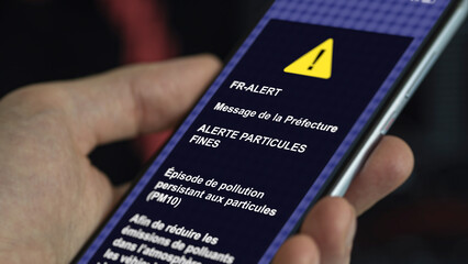 Alerte pollution, particules fines, message de la préfecture sur mobile. Fr alert, message...