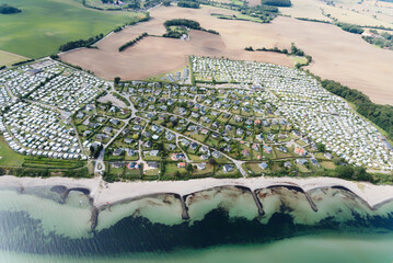 Küste und besonderer Küstenverlauf der Ostsee in der Nähe von Grömitz mit Campingplätzen aus...