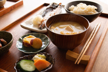 一汁三菜スタイルの健康的な日本の伝統的朝食。