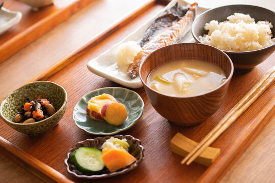 一汁三菜スタイルの健康的な日本の伝統的朝食。