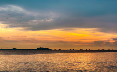 Obraz premium The red clouds at sunset look beautiful in the evening. ocean landscape