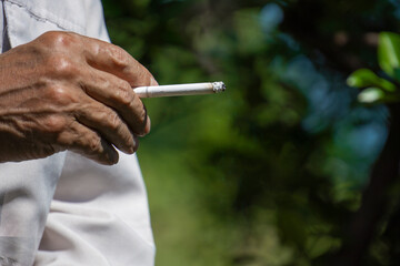 A man smoking a cigarette between work. 作業の合間にタバコを吸う男性