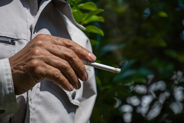 A man smoking a cigarette between work. 作業の合間にタバコを吸う男性