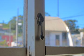 古い窓ネジ鍵（中折捻締リ）