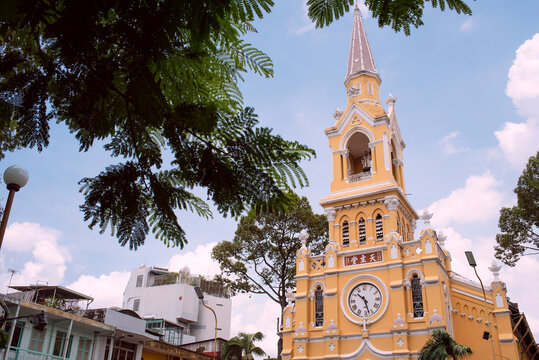 Exterior of Cha Tam Church in Cho Lon District, Saigon, Vietnam　ベトナム・ホーチミン　チョロンのチャータム教会