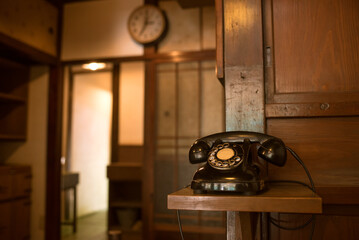 古民家に置かれたダイヤル式の黒電話　昭和レトロ　Black retro telephone in...