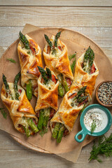 asparagus and bacon puff pastry bundles - 508963881