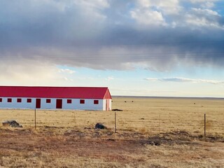 Fototapeta na wymiar red barn in the desert