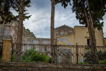 Cefalú pueblo costero y mdeiterraneo en la cosata de Sicilia Italia	
