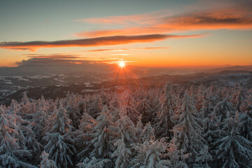 Zachód słońca nad Tatrami widoczny z Bacówki nad Wierchomlą ,Beskid Sądecki ,małopolska.