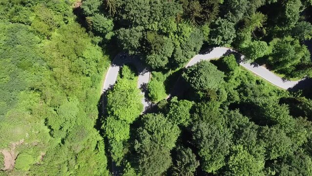 Oldtimer auf Serpentinen in gr&uuml;ner l&auml;ndlichen Gegend aus der Luft