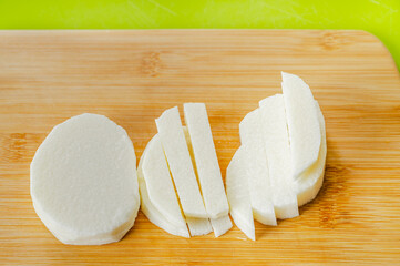 長芋を縦にカットしていく