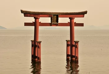 Foto op Plexiglas 琵琶湖に浮かぶ白髭神社の鳥居と夕景 © onosan