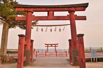 琵琶湖に浮かぶ白髭神社の鳥居と夕景