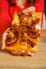 Pizza romana cotta al forno con guanciale, mozzarella e crocchè di patate