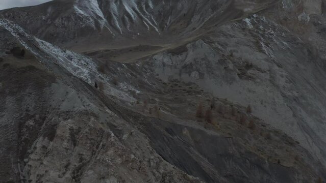 Magnifique colline de sapins aux couleurs d'automnes dans les alpes au mythique lac de Serre Pon&ccedil;on. Tourn&eacute; au DJI Mavic 2 Pro, ISO 100 F 2.8 S1/50 24 ips DLOG 