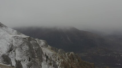 Magnifique colline de sapins aux couleurs d'automnes dans les alpes au mythique lac de Serre Ponçon. Tourné au DJI Mavic 2 Pro, ISO 100 F 2.8 S1/50 24 ips DLOG 
