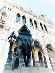 statue of the lion in the center
