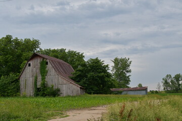 Fototapeta na wymiar Old Barn in a Farm Field
