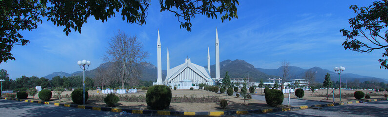 Fototapeta na wymiar A beautiful panoramic view of faisal mosque islamabad. A beautiful view of faisal masjid. unique picture of shah faisal mosque.