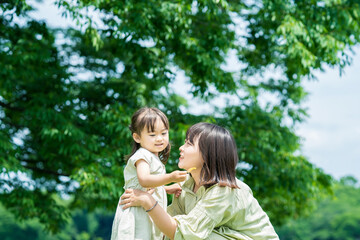 Obraz premium 公園でハグする親子