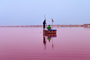 El paisaje del Lago Rosa en Senegal, Africa - obrazy, fototapety, plakaty