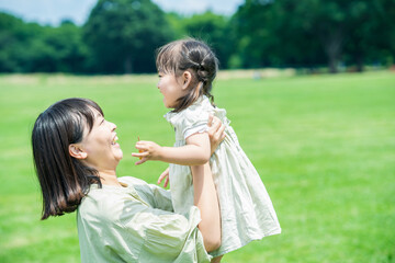 Obraz premium mother and her daughter hugging in the park