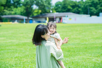 公園でハグする親子