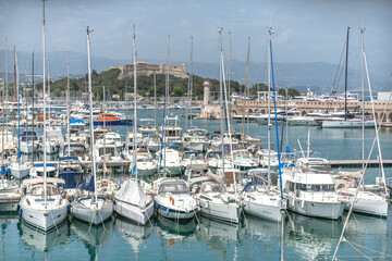 Le port d'Antibes sur la Côte d'Azur avec ses voiliers et ses yachts de luxe au pied du fort carré, ouvre de Vauban - obrazy, fototapety, plakaty