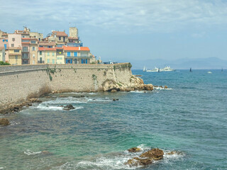 Paysage de bord de mer avec des voiliers et des yachts devant les remparts de la vieille ville...