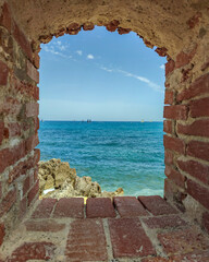 Vue sur la mer au travers des remparts de la vieille ville d'Antibes sur la Côte d'Azur - obrazy, fototapety, plakaty