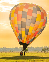 Obraz premium Air balloon landing at sunrise
