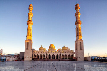 Fototapeta na wymiar Beautiful mosque in the evening
