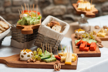 Fototapeta na wymiar Plateau de fromages lors d'un banquet ou brunch - colorés