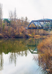 Fototapeta na wymiar Puente de hierro sobre el rio Duero a su paso por Soria del antiguo ferrocarril.