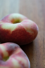 Plattpfirsiche auf einem Holzbrett