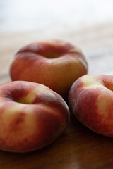 Plattpfirsiche auf einem Holzbrett