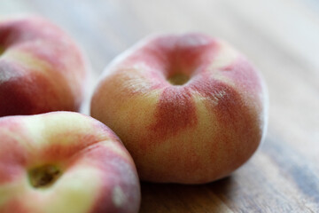 Plattpfirsiche auf einem Holzbrett