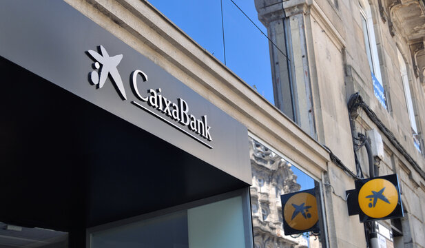 Nome e logótipo de um banco espanhol, parte da frente do edifício