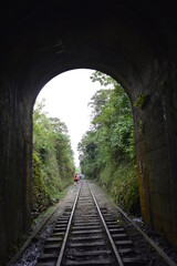 Fototapeta na wymiar Saída do túnel pelos trilhos do trem