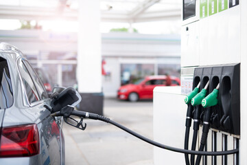 Tanken an einer Tankstelle, Auto wird mit einer Zapfpistole betankt 