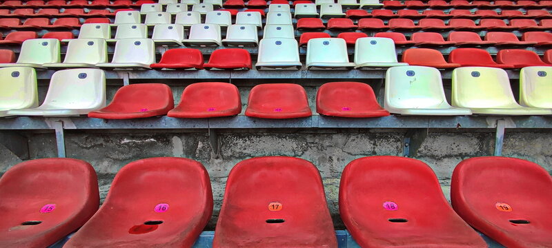 Stadion Fu&szlig;all, alte Sitze, Plaste Platik, Kunststoff, ausgeblichen , vergilbt, ohne Zuschauer, fan, Trib&uuml;hne