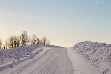 Fototapeta na wymiar the road goes over the horizon in winter