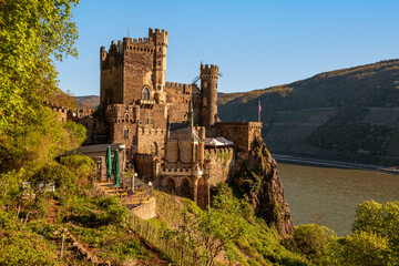 Burg Rheinstein am Rhein, erbaut im 14. Jahrhundert, im Stil der Burgenrenaissance im 19, Jahrhundert ausgebaut