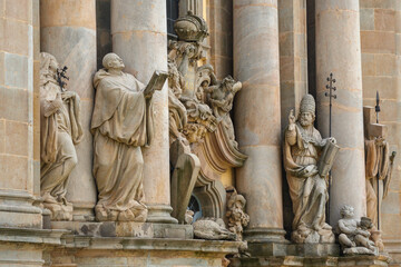Święci na barokowej fasadzie bazyliki w Krzeszowie - obrazy, fototapety, plakaty
