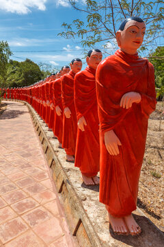 500 statues of Buddhist monks (Arahants) in Nellikulama Temple w