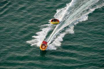 Schnellboot, Wasserspaß auf den Wellen in Dubai 