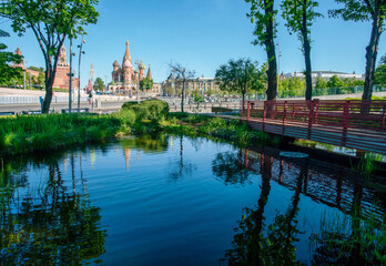 Fototapeta na wymiar Zaryadye park and Kremlin fortress and St. Basil 's Cathedral in Moscow