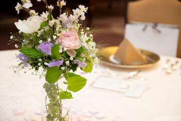 Obraz na płótnie Canvas Brilliant tabletop flowers for a wedding reception